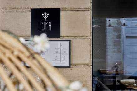 Façade du Restaurant Inima à Bordeaux avec enseigne et carte affichée à l’extérieur